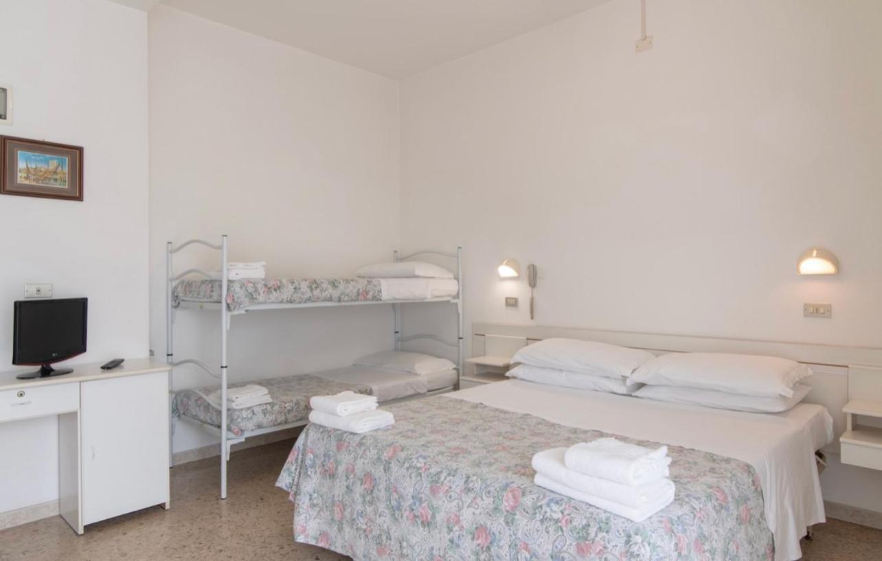 Hotel Miro Cattolica Buitenkant foto